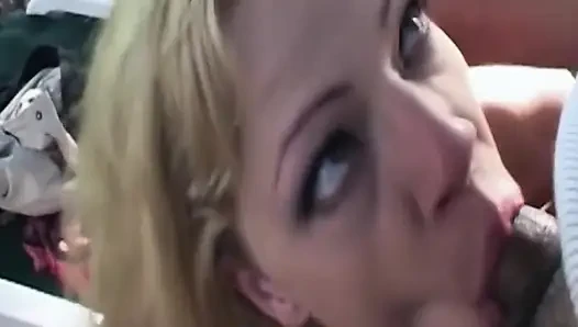 Dövmeli sarışın orta yaşlı seksi kadın açık havada esmerle kalın yarağı yalıyor