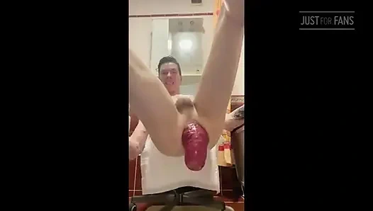 Banyoda büyük bir anal sarkma ile ateşli bir video