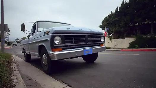 Orta yaşlı seksi kadın fit orta yaşlı seksi kadın justine genç adamla klasik arabasında sikişiyor