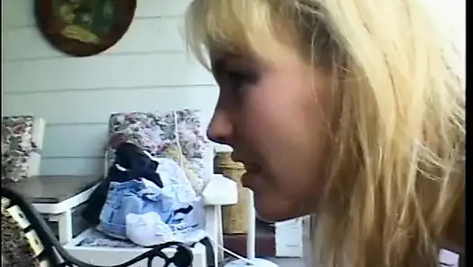 Yaramaz sarışın tatlı Rebecca Starr göt körfezinde siyah çapayla düşürülmekten hoşlanıyor