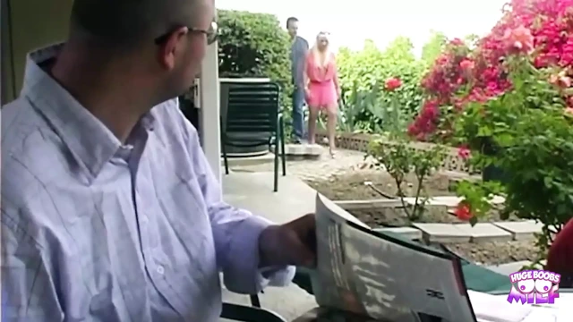 Sigara içen ateşli sarışın hatun açık havada başka bir adamın önünde yalanıyor ve sikiliyor