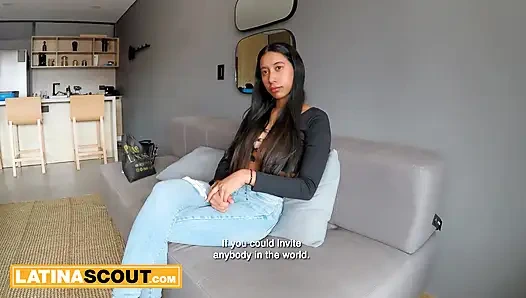 Büyük şişman götlü latin genç kız üstüne çıkıyor ve boşalana kadar büyük zenci yarağı üreticisine biniyor