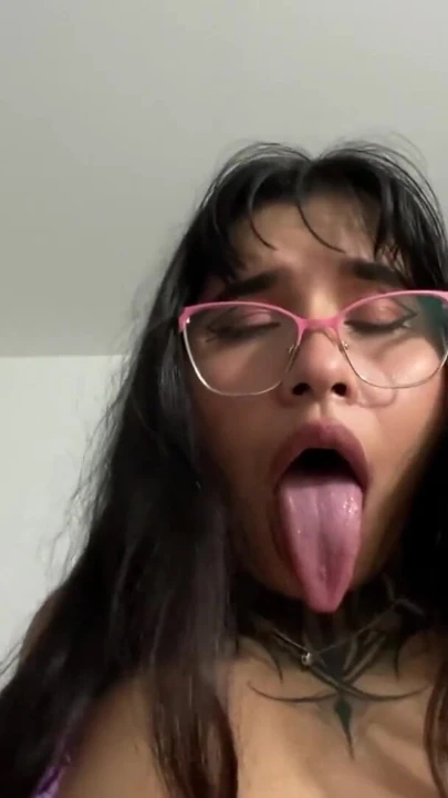 Oda arkadaşım beni keşfediyor ve sonunda sert sikişiyoruz | Klip 1