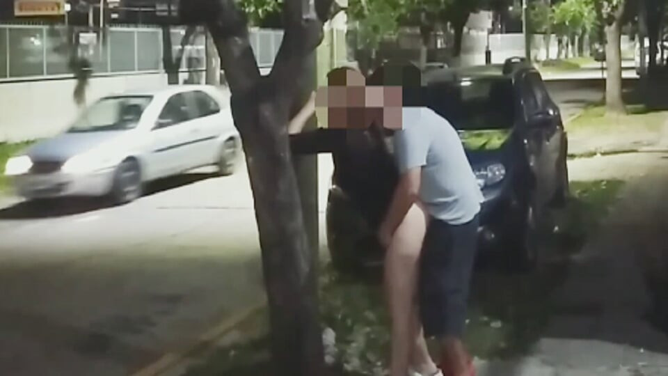 Ateşli çift herkesin içinde röntgencilerle sokakta riskli seks yapıyor