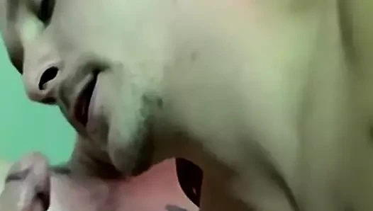 Inked eşcinsel İngiliz anahtarı bükülmüş üzerinde sonra üfleme raw horoz