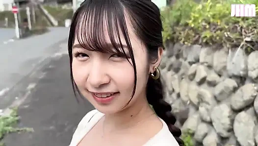 Vücutları ipeksi bir ritimle hareket ettikçe yumuşak kıvrımları açık gökyüzünün altında parlıyor. - a