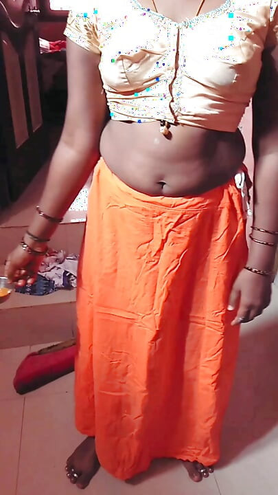 Minyon sutyenli Hintli ev hizmetçisi azdırıyor ve sahibine vahşi ters kovboy kız biniyor! Indianhotwifex
