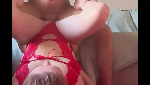 Şişman götümü sert siktiriyorum ve dölle kaplanıyor