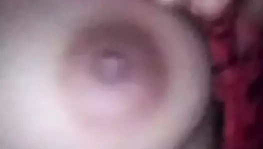 Amatör güzel kız görüntülü görüşmede erkek arkadaşına göğüslerini ve sıkı amcığını gösterdi