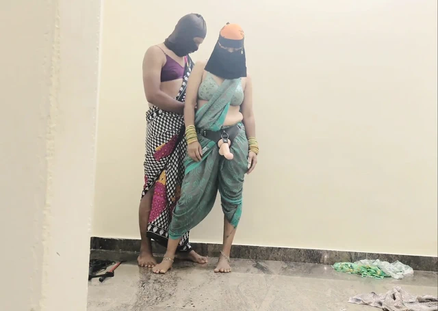 Müslüman tesettürlü sahibe kadın kılıklı köle kocasını bekaret kafesindeyken sikiyor ve götünü kırbaçlıyor