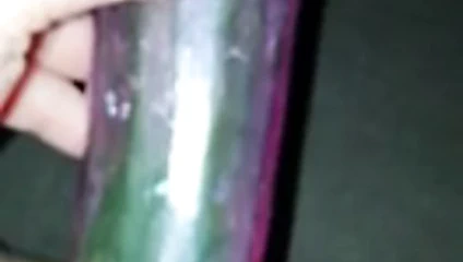 Büyük bir kız için büyük salatalık büyük kedi