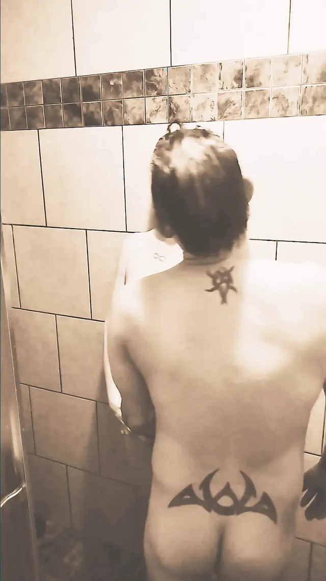 Ateşli orta yaşlı seksi kadınla seksi duş sikişi