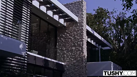 Tushy, çarpıcı elsa, emily ile yoğun bir anal deneyime sahiptir