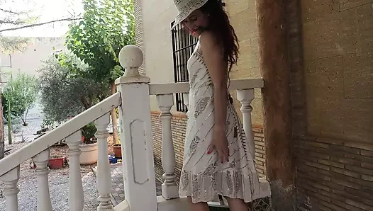 Ariel Ortiz evinin girişini süpürürken, komşusı onu çok azgın kaydediyor