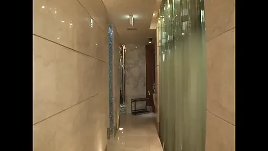 Oyuncaklarla Banyoda Vahşi Asyalı Üçlü Grup Seks Ve Sert Sikiş