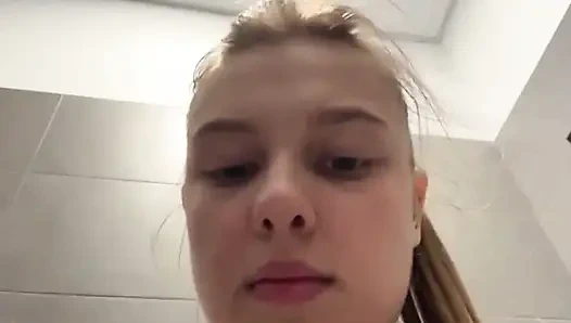 Alışveriş merkezinde göt deliğimi parmaklıyorum yakın çekim