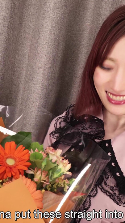 Aldatan Japon ev hanımı Bayan Misaki seksi iç çamaşırlı oynamaya dönüyor