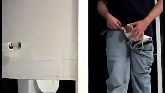 Adam banyoda oral seks yapıyor ve değersiz fahişeyi parmaklıyor