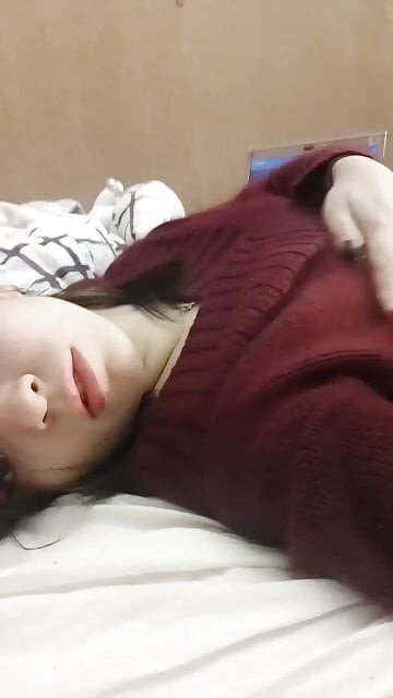 Nazik mastürbasyon ve orgazm ile gündüz ev yapımı striptiz