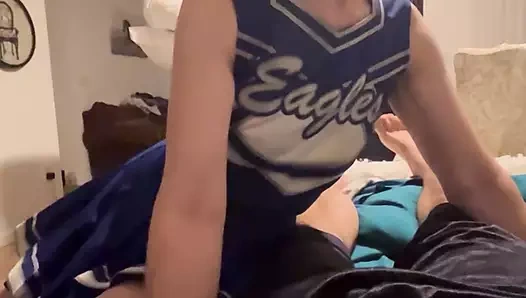 Ponpon kız tatlı küçük Emily tarafından sakso fantezisi gerçekleşiyor!