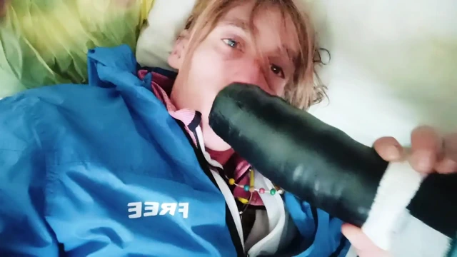 Mavi Külotlu Genç Kadın Mega Dilatör Ile Keyifli Bir Deneyim Yaşıyor