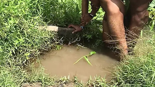 Köylü oğlanlar batan nehrin içinde seks yapıyor