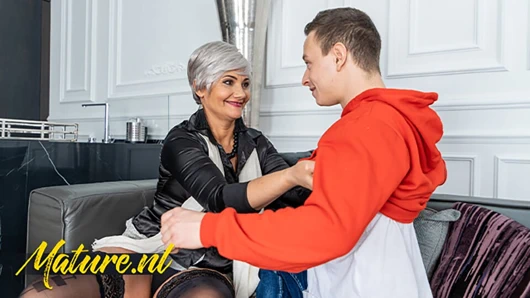 Seksi nine öğretmen Arwen üniversite öğrencisi Nikki Nuttz tarafından sikiliyor