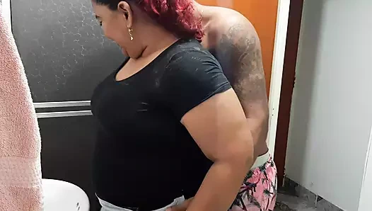 Çalışan bana iyi bir sakso çekiyor