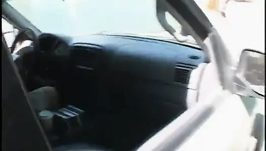 Büyük götlü ghetto ho kanepede ateşli bir yarağı emiyor ve sikiyor