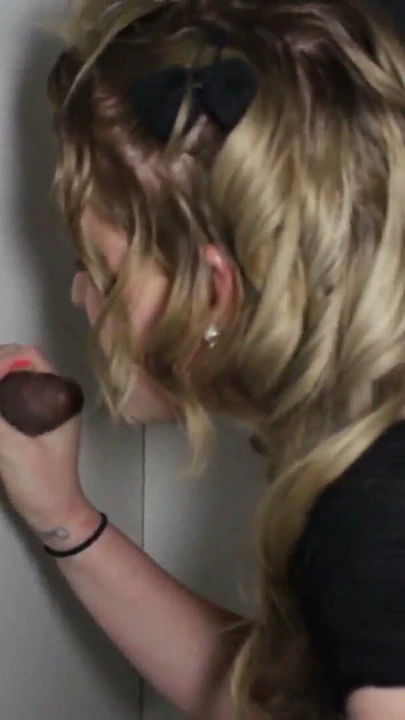 Aptal Sarışın Glory Hole Sakso | Clip 1