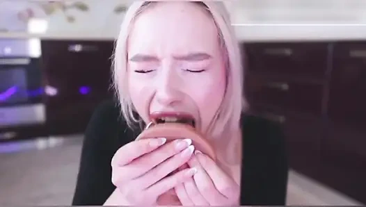 Bu azgın kızı amından sik ve gırtlağına kadar boşalıyor