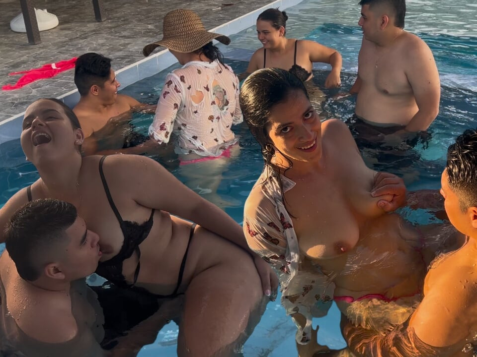Havuzda arkadaşlar arasında grup seks!