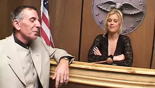 Korseli büyük memeli kız ve ateşli kız arkadaş yasal duruşma sırasında bir yarağı paylaşıyor