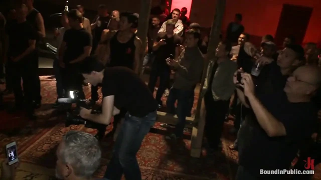 Yakışıklı bir sürtük Folsom hafta sonu boyunca 100 azgın adamla grup seks yapıyor