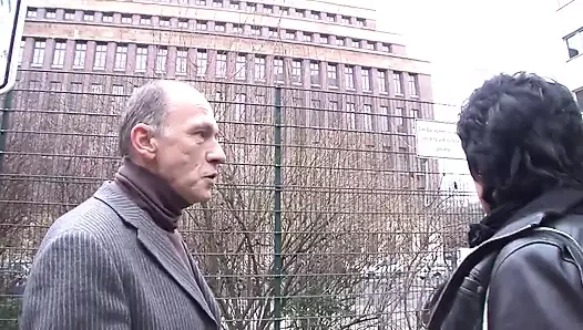 Dövmeli olgun çift 69 pozisyonunda amcık yalıyor