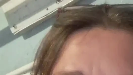 Edepsizce konuşan orta yaşlı seksi ev hanımı amcığıyla oynuyor