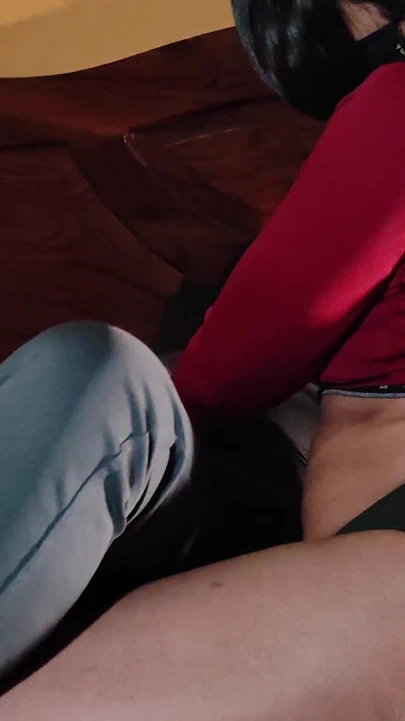 Tombul Asyalı evli kadın şişman zenci yarağının tüm döllerini alıyor