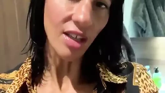 İngiliz milf hoş erkekleri sever. fahişe anne.