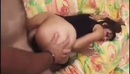 Filipinli-latina 2 adamlar tarafından assfucked alır