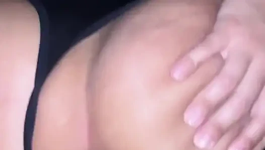 Emdim ve o her şeyi ona kadar götten sikiyor