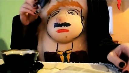 Yaratıcı göğüsler sigara içer ve içer