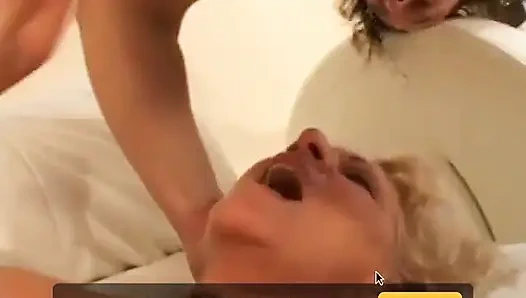 Sarışın olgun bebek bu genç adamı nasıl memnun etmeyi biliyor