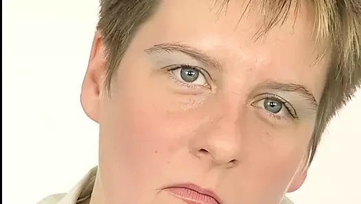 Dildoyu deliğine koydum ve bana oral seks yapması için konuştum