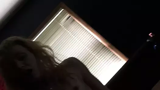 Kız arkadaş biniyor