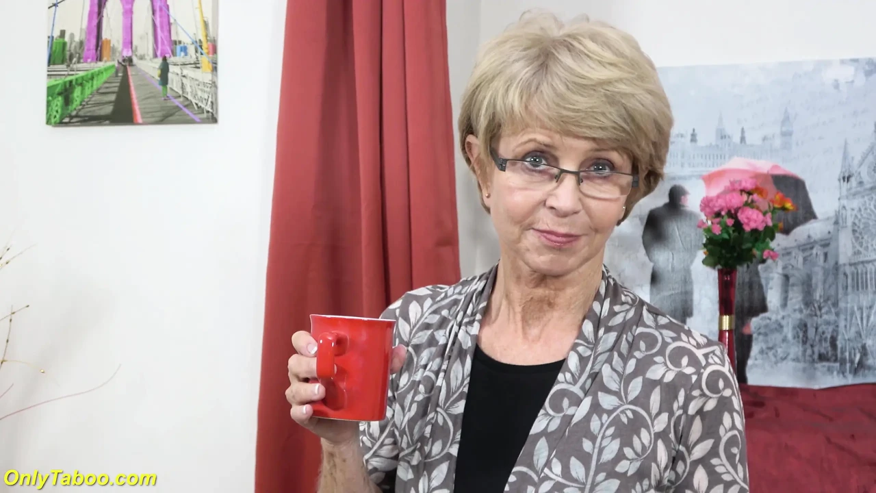 75 yaşındaki üvey anne için ilk büyük yarak