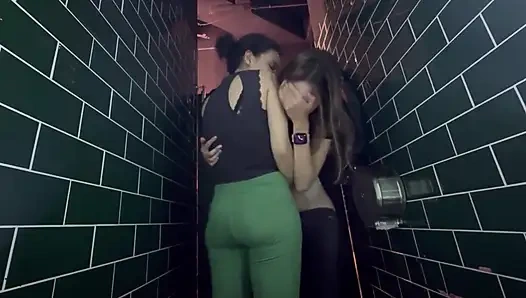 Kadınlar Spor Salonunda Kendini Sıcak Hissediyor ve Banyoda Kendine Dokunur