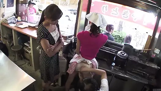 Japon yakitori durak çalışanları müşterilere yardım etmek yerine seks yapıyor