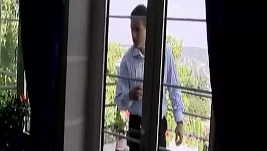 Dadı patronu sikiyor ve canavar gibi sakso çekiyor