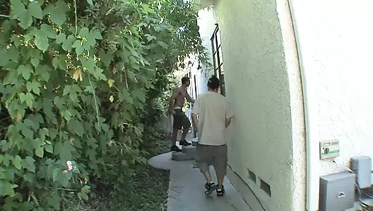 Üvey annemin ağzı sikimi emiyor ve ağzına boşaltıyor