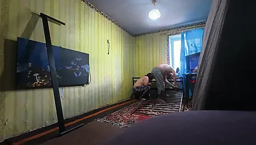 Kamera arkası, kesilmemiş. Yeni bir seks yatağı inşa ediyoruz